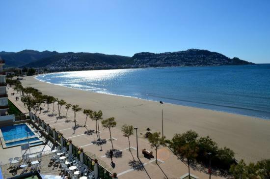 Holidays Penthouse Vues Panoramiques Sur Le Port Naval,Un Sejour Elegant Assure " Wifi Parquing Gratuit Roses Exteriér fotografie